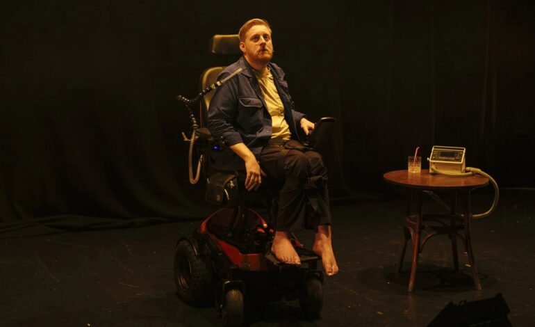 O ator Michael Patrick, conhecido por sua atuação