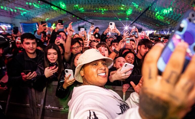 MC Ryan desceu do palco e tirou foto