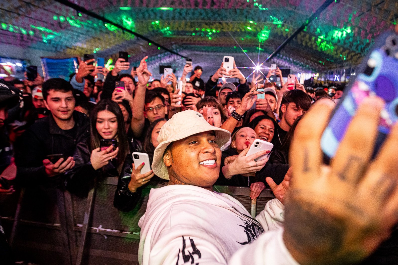 MC Ryan desceu do palco e tirou foto