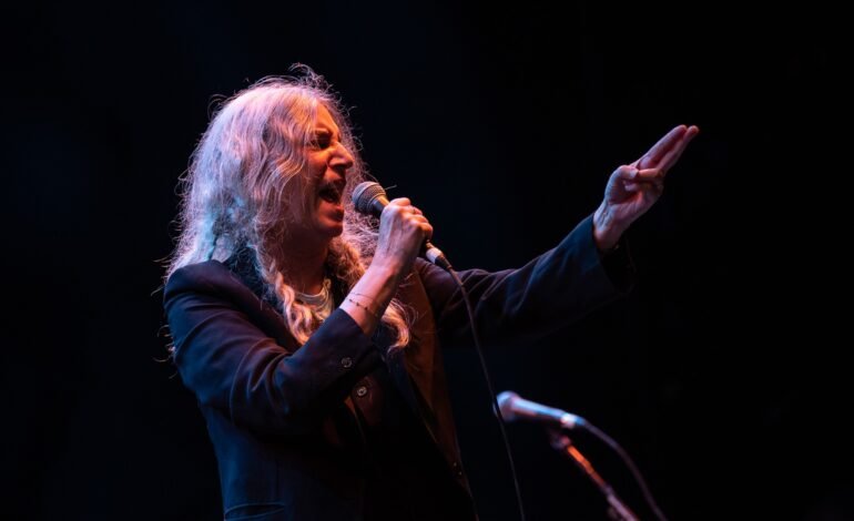 Patti Smith e sua banda se apresentam no Popload Festival