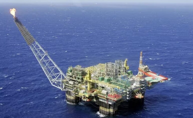 Os preços do petróleo caíam na manhã desta segunda-feira (6)