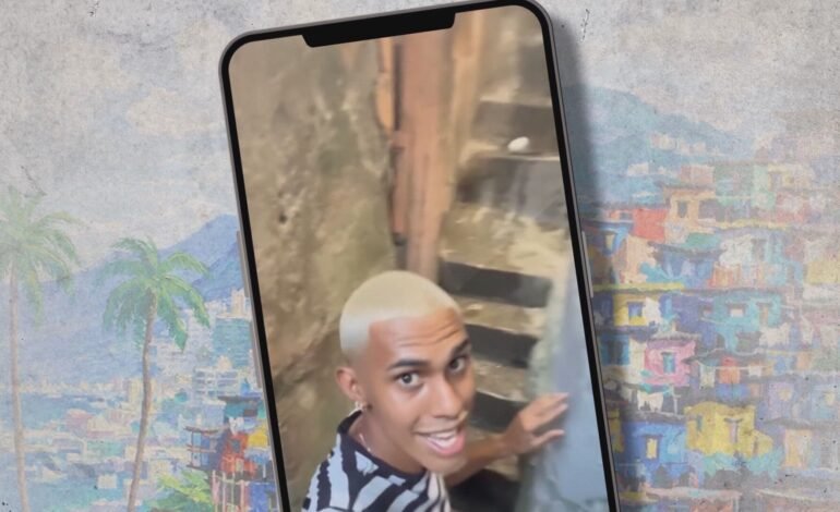 Um jovem morador da Rocinha, maior favela do