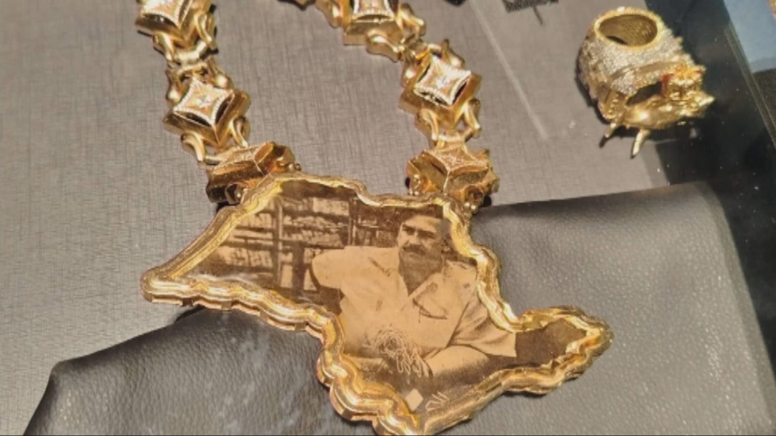 A Polícia Federal apreendeu um colar com a foto de