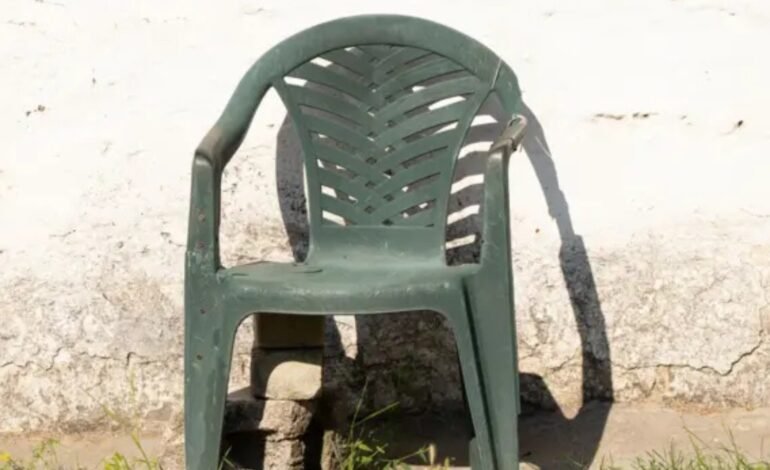 Ricky Martin apareceu sentado em uma cadeira de