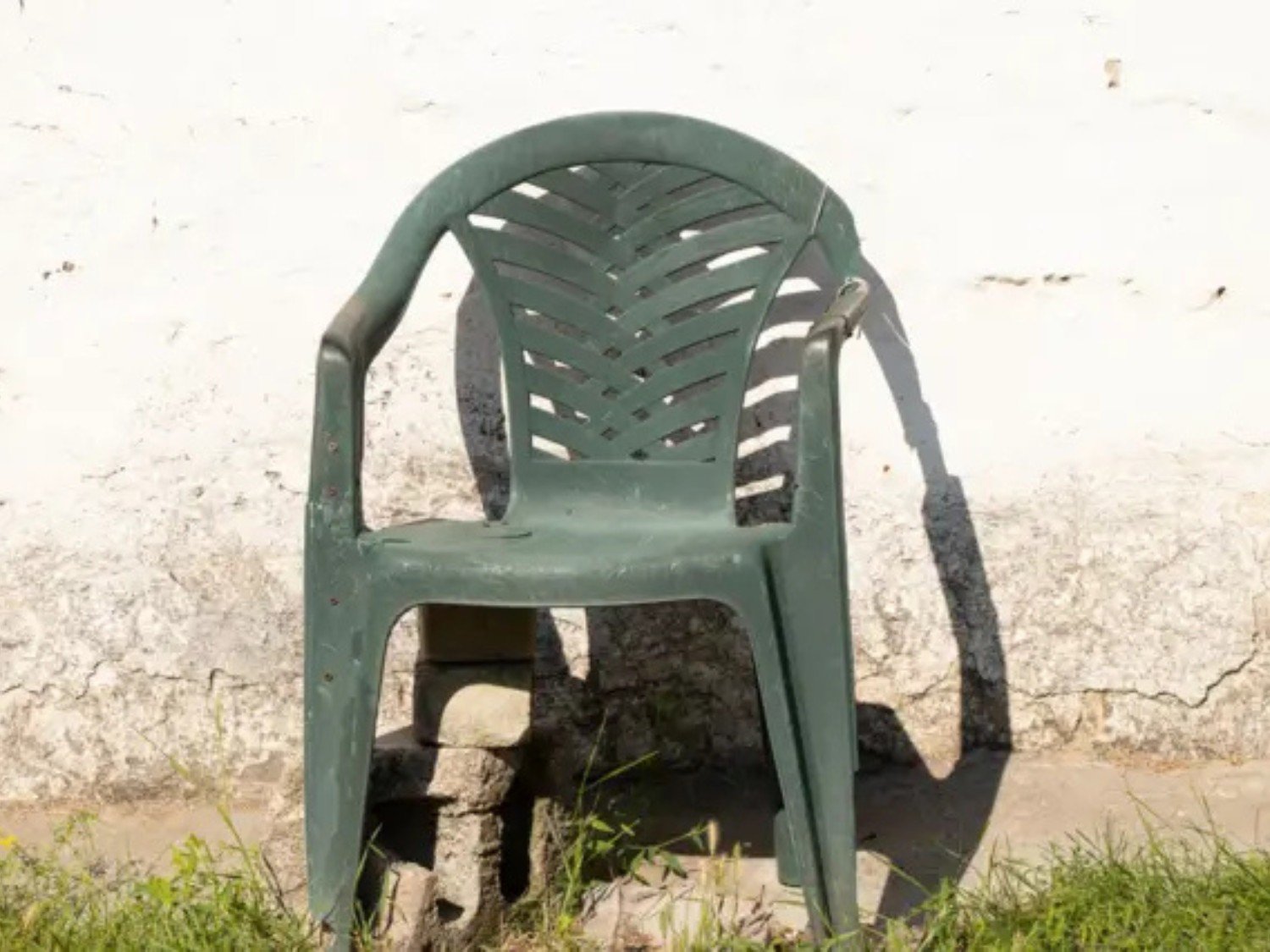 Ricky Martin apareceu sentado em uma cadeira de