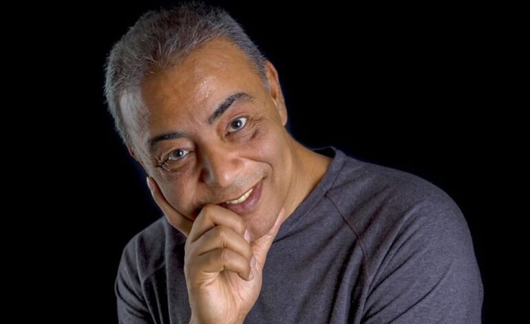 O cantor e compositor Sergio Santos lança no