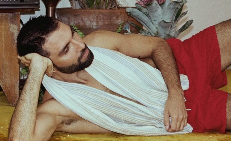 O cantor e compositor Silva lançou nesta segunda-feira