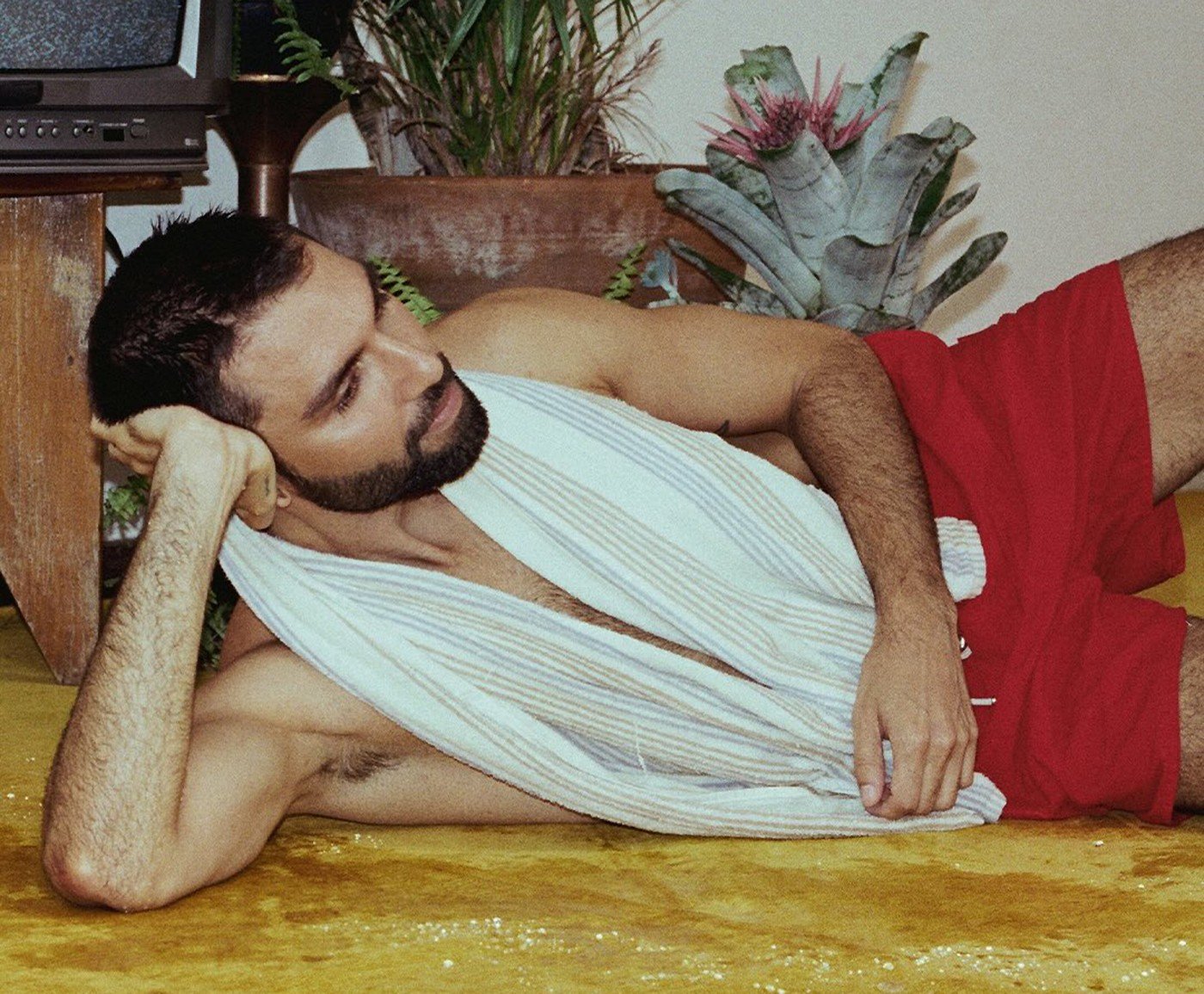 O cantor e compositor Silva lançou nesta segunda-feira