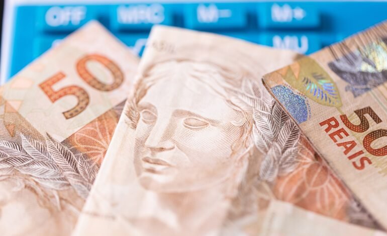 Quase 70% dos brasileiros têm dívidas, e 41% daqueles que