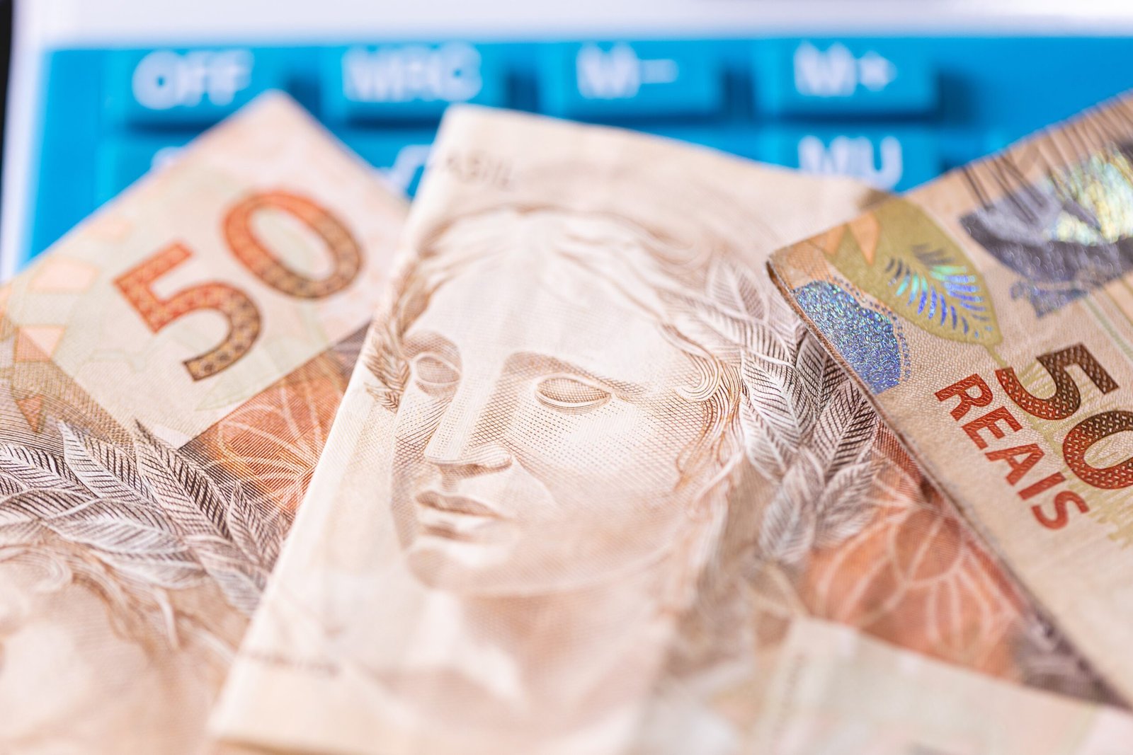 Quase 70% dos brasileiros têm dívidas, e 41% daqueles que