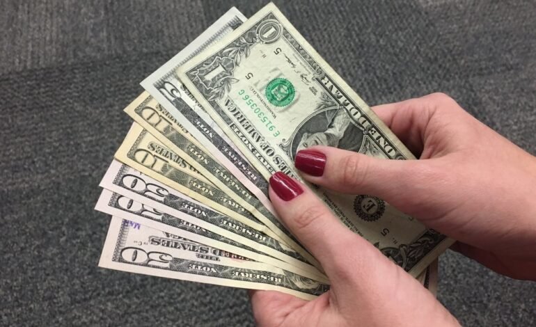 O dólar abriu em alta na manhã desta sexta-feira (24)