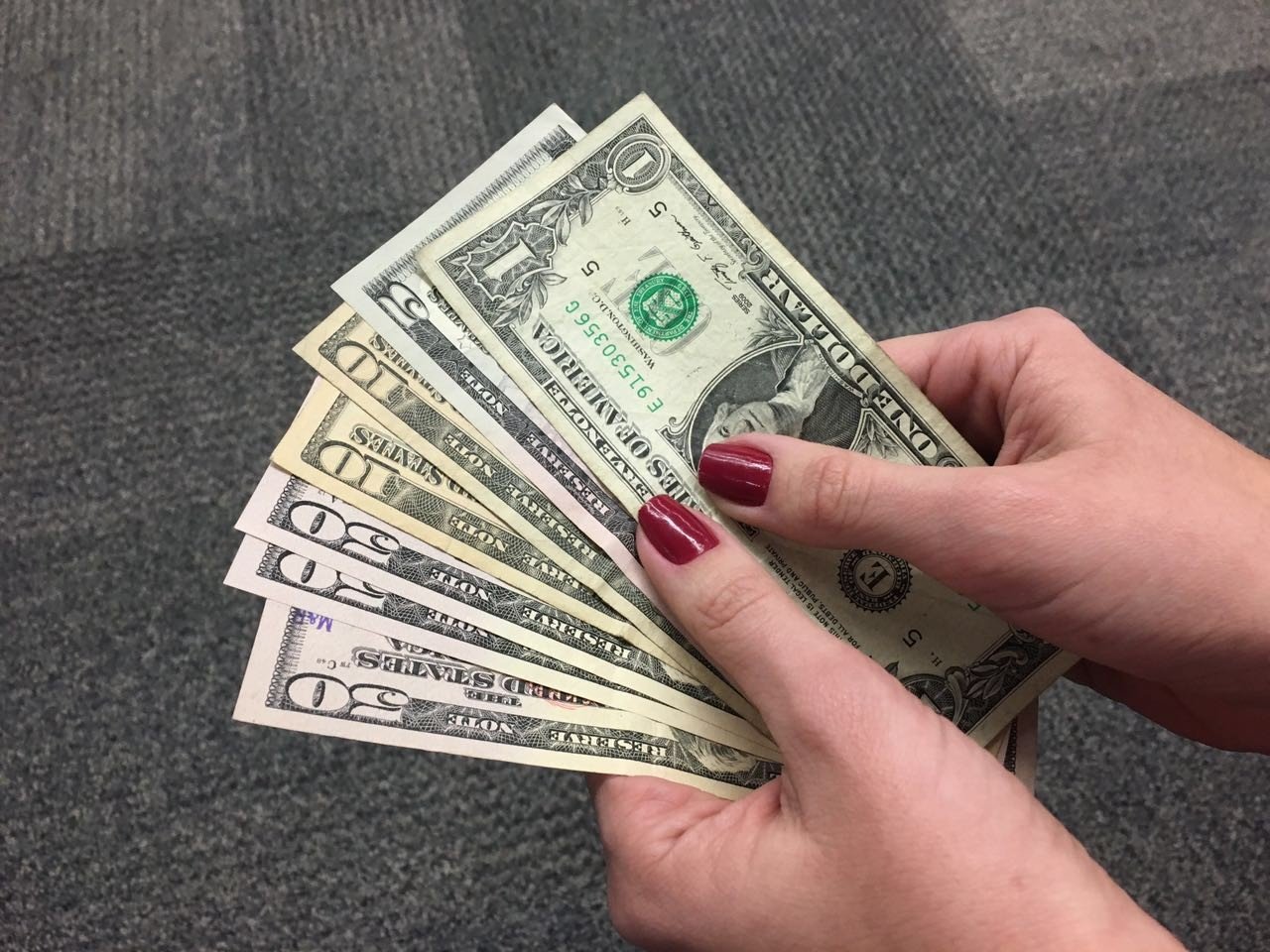 O dólar abriu em alta na manhã desta sexta-feira (24)