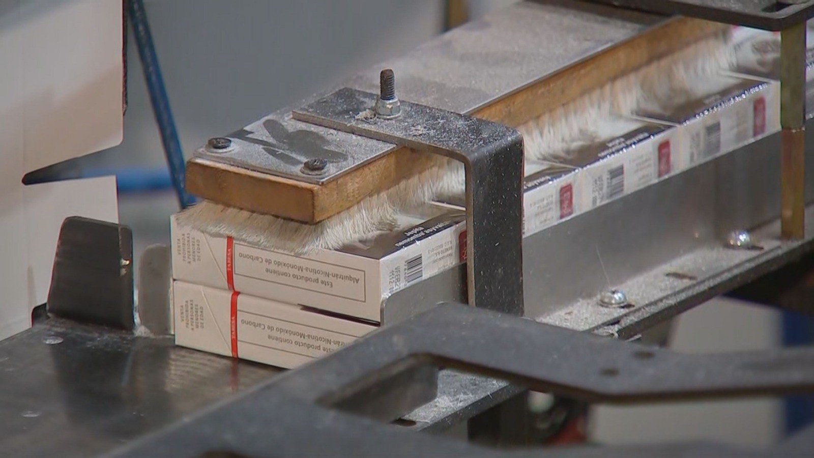 Receita federal notifica 13 fabricantes de cigarros por dívi