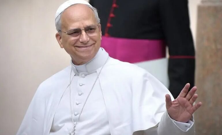 Papa leão 14 retoma uso de vestes tradicionais e equilibra l