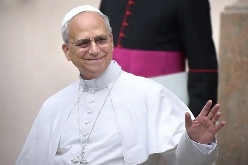 Papa leão 14 retoma uso de vestes tradicionais e equilibra l