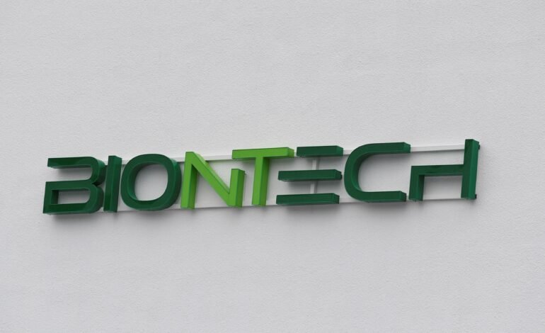 O logotipo da BioNTech em Marburg, Alemanha