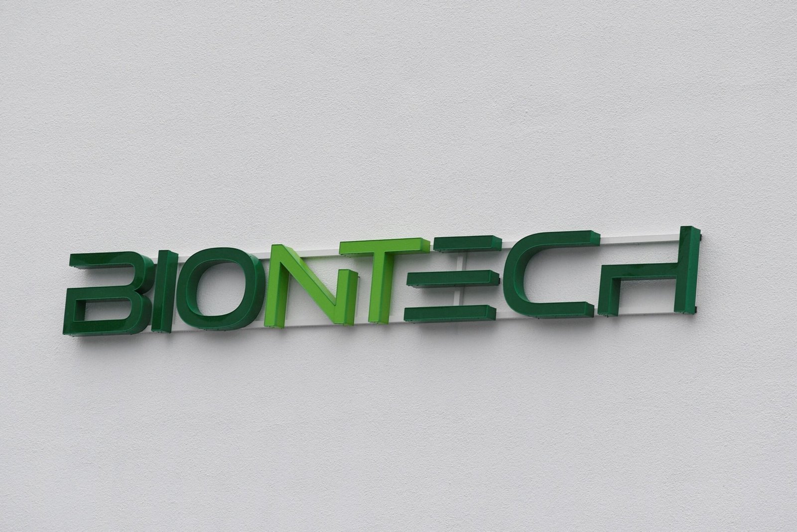 O logotipo da BioNTech em Marburg, Alemanha