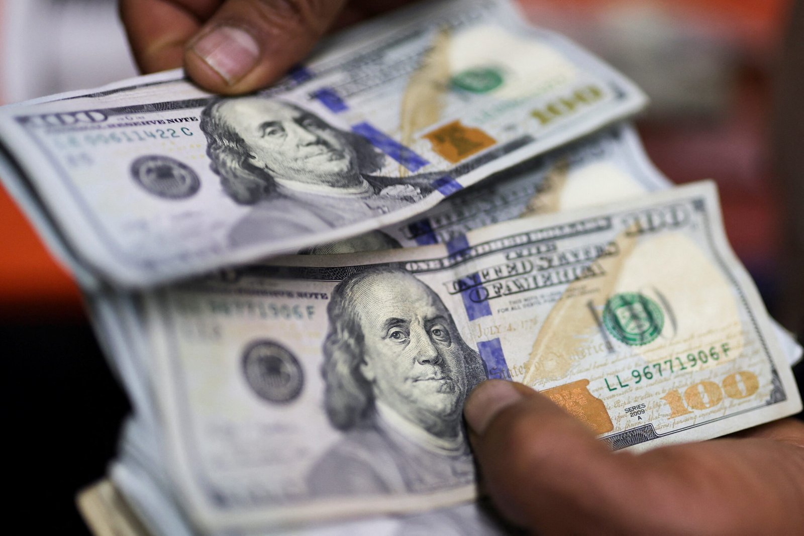 Entenda o que faz o preço do dólar