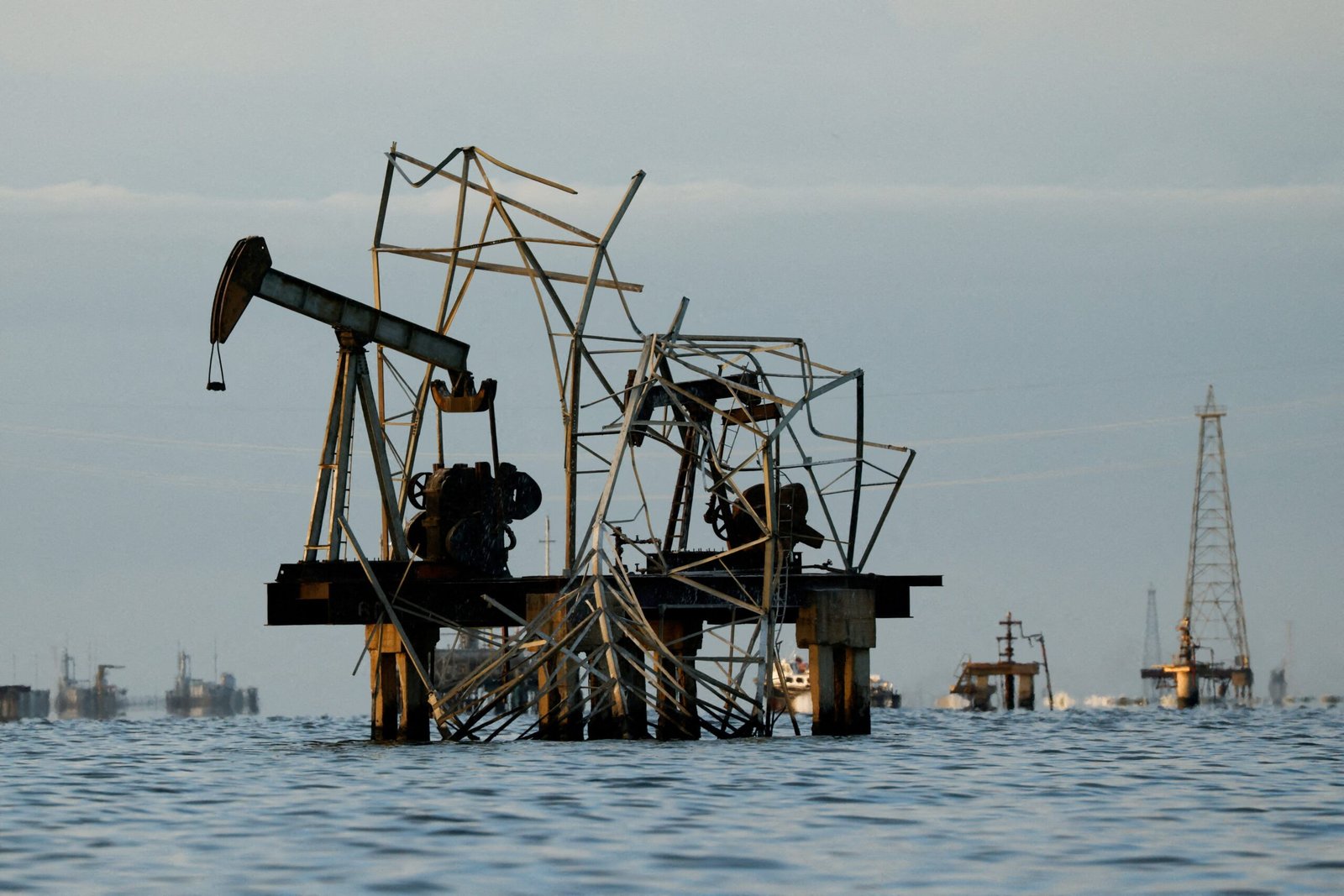 Os preços do petróleo mantiveram-se acima de US$