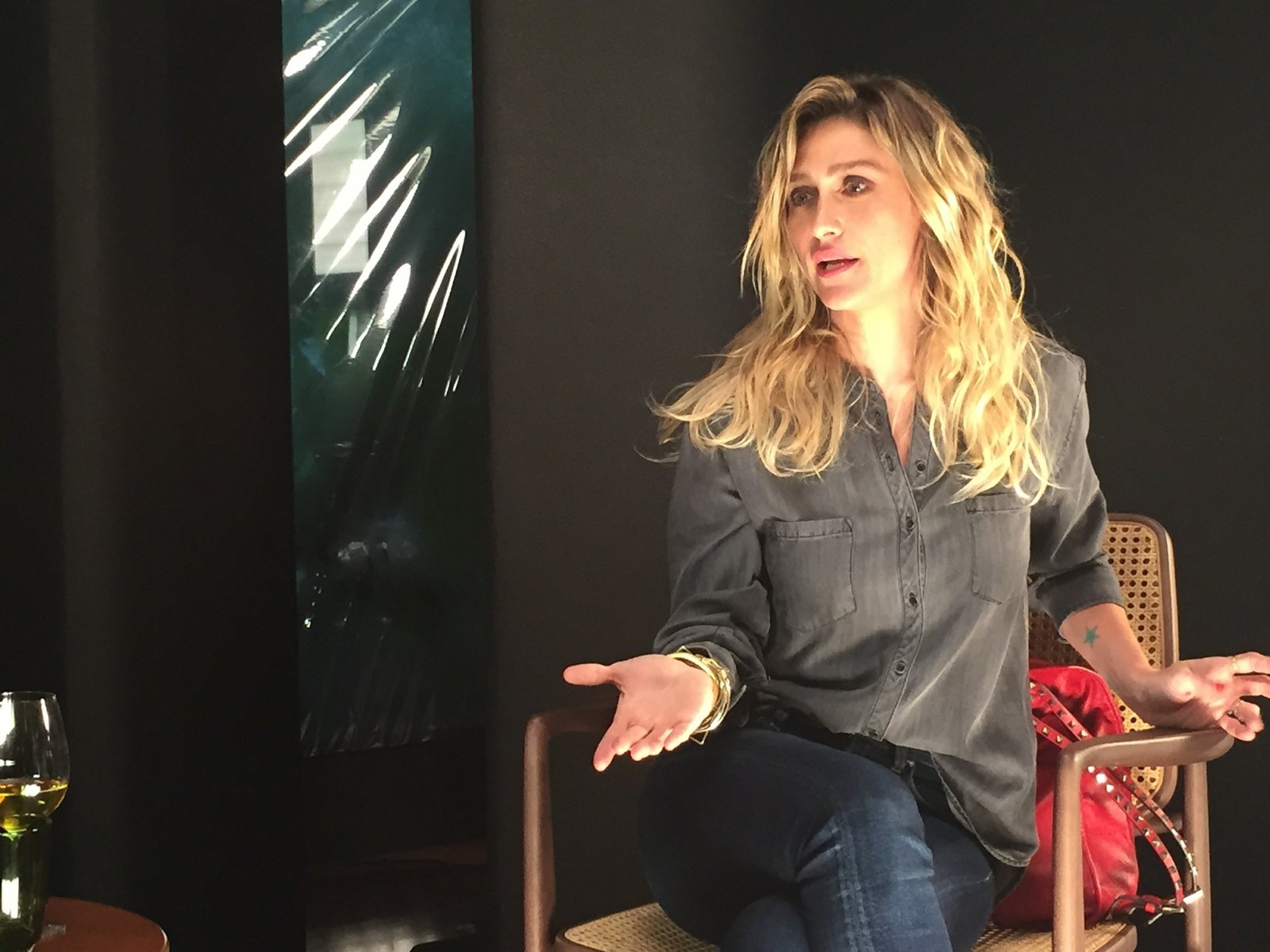 Amora Mautner e Leticia Colin durante as gravações