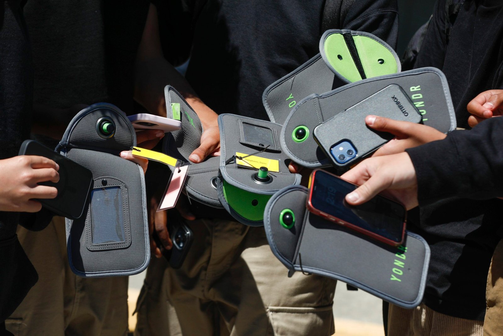 Empresas nos Estados Unidos adotam bolsas lacradas para