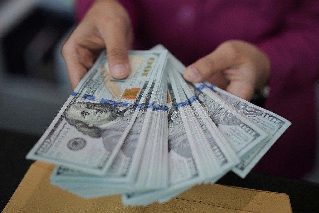 Dólar avança a r$ 4,96 com alta do petróleo e dados econômic
