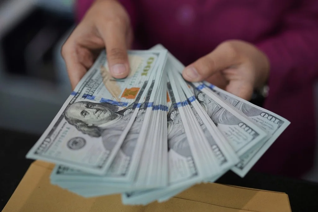 O dólar abriu a sessão desta sexta-feira (15) influenciado p