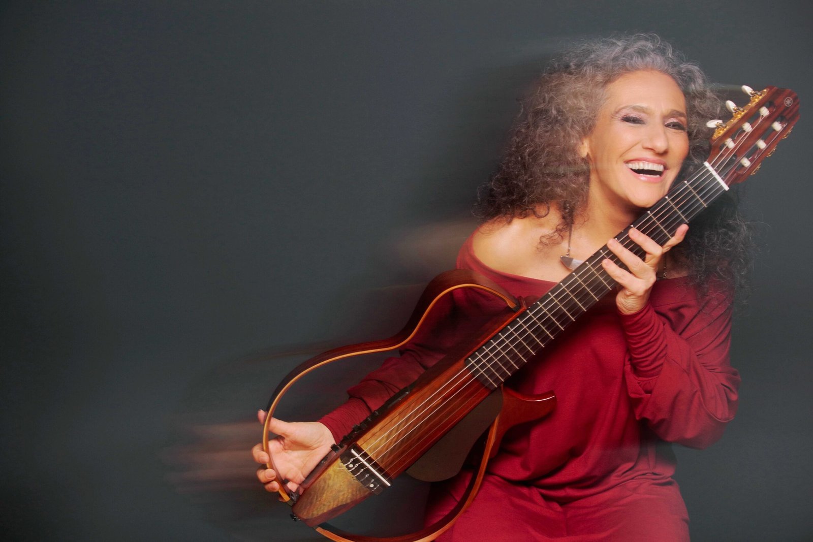 A cantora, compositora e violonista paulista Badi Assad lanç