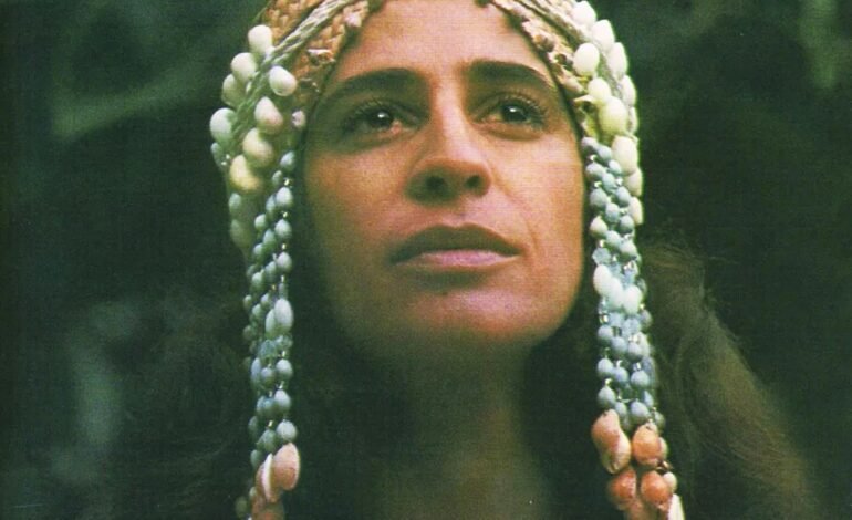 Maria Bethânia lançou em 1976 o álbum “Pássaro proibido”, qu