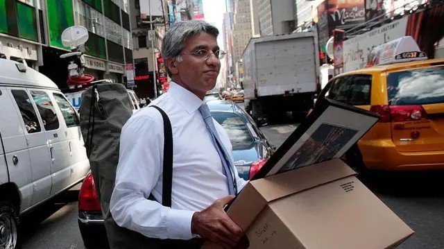 Funcionários do Lehman Brothers com caixas de papelão foram