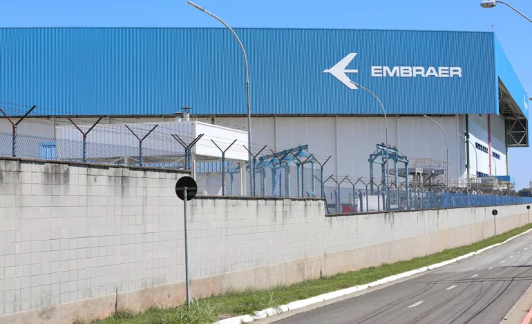 A Embraer assinou nesta segunda-feira (11) um contrato