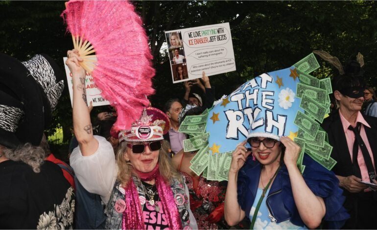 Manifestantes protestam durante o Met Gala 2026 Reuters