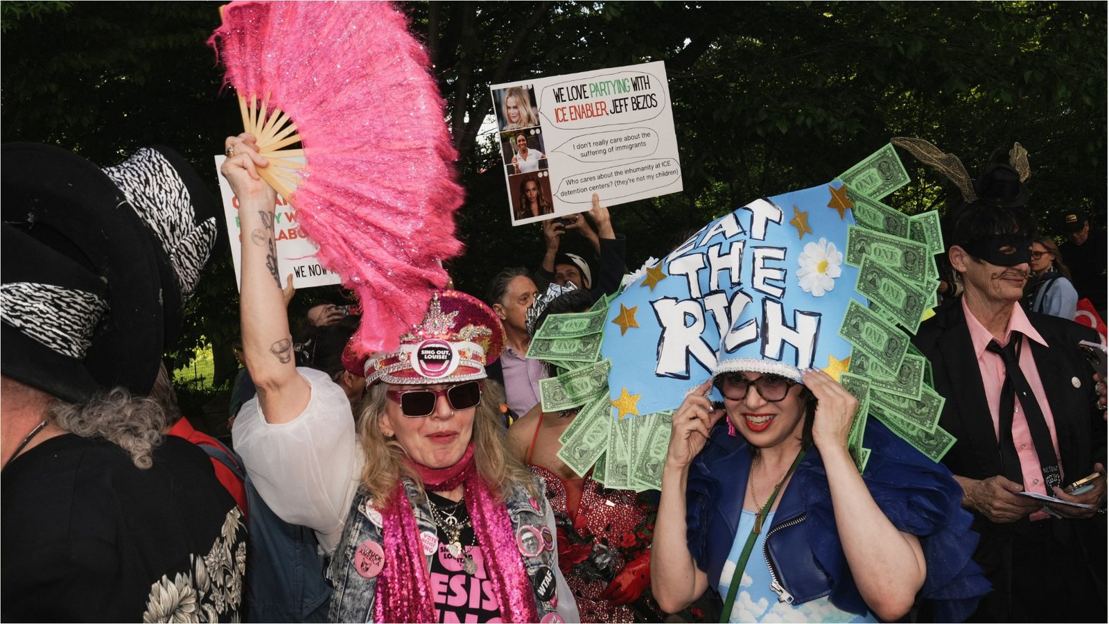 Manifestantes protestam durante o Met Gala 2026 Reuters