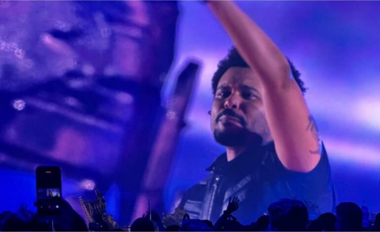 O cantor The Weeknd realizou um show na noite desta