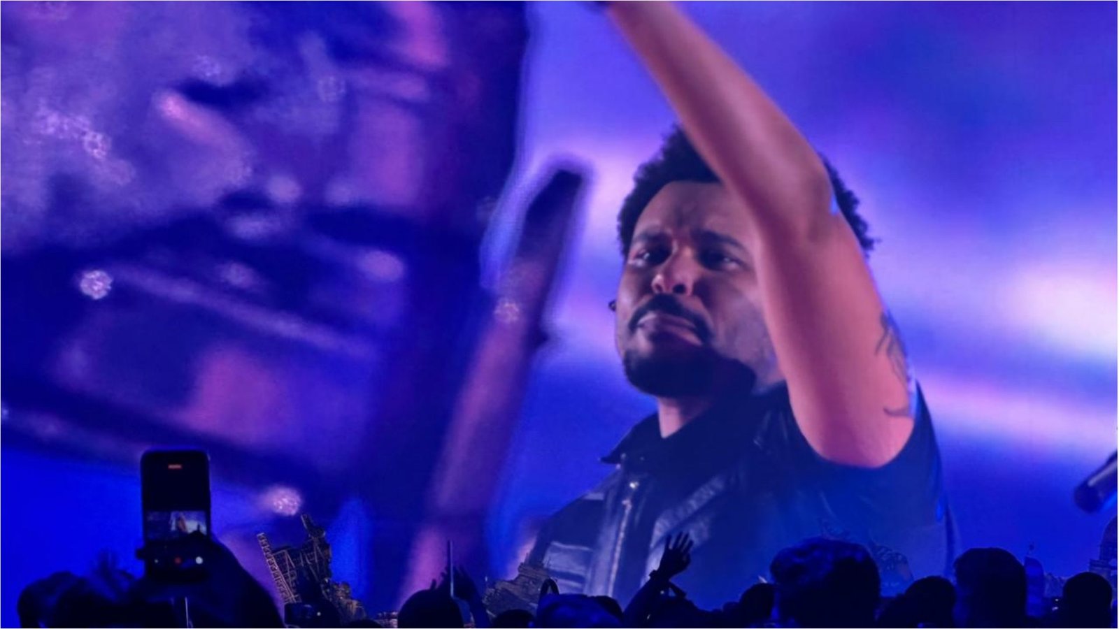 O cantor The Weeknd realizou um show na noite desta