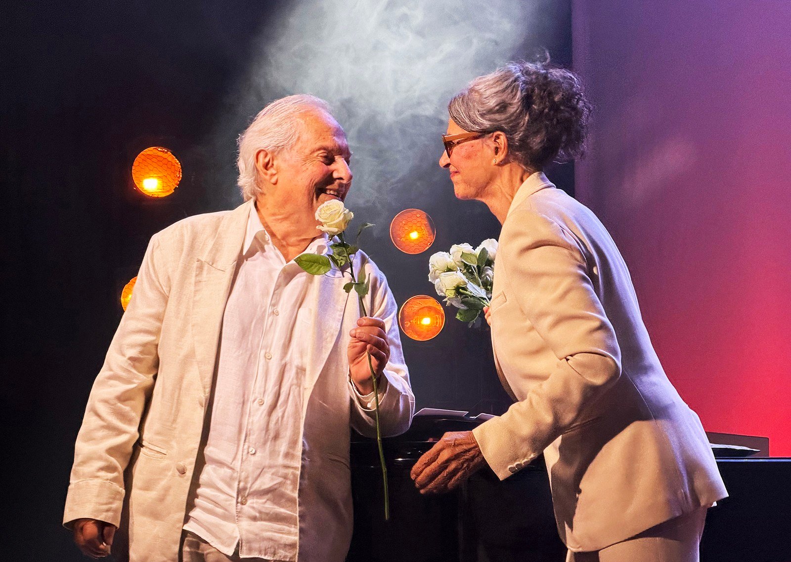 Francis Hime e Simone estreiam em clima afetuoso