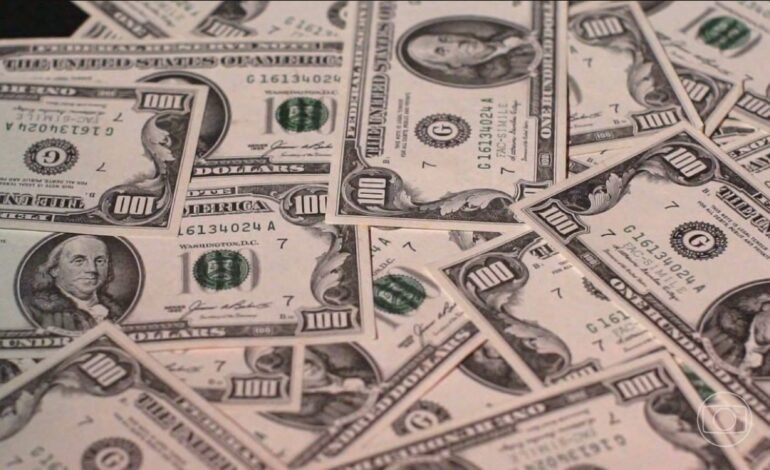 O dólar iniciou a sessão desta terça-feira (19) em alta