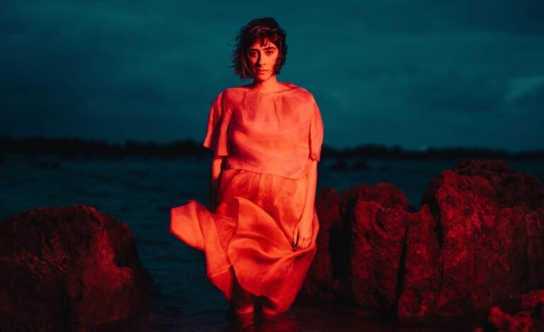 A cantora, compositora e atriz Juliana Linhares lançou