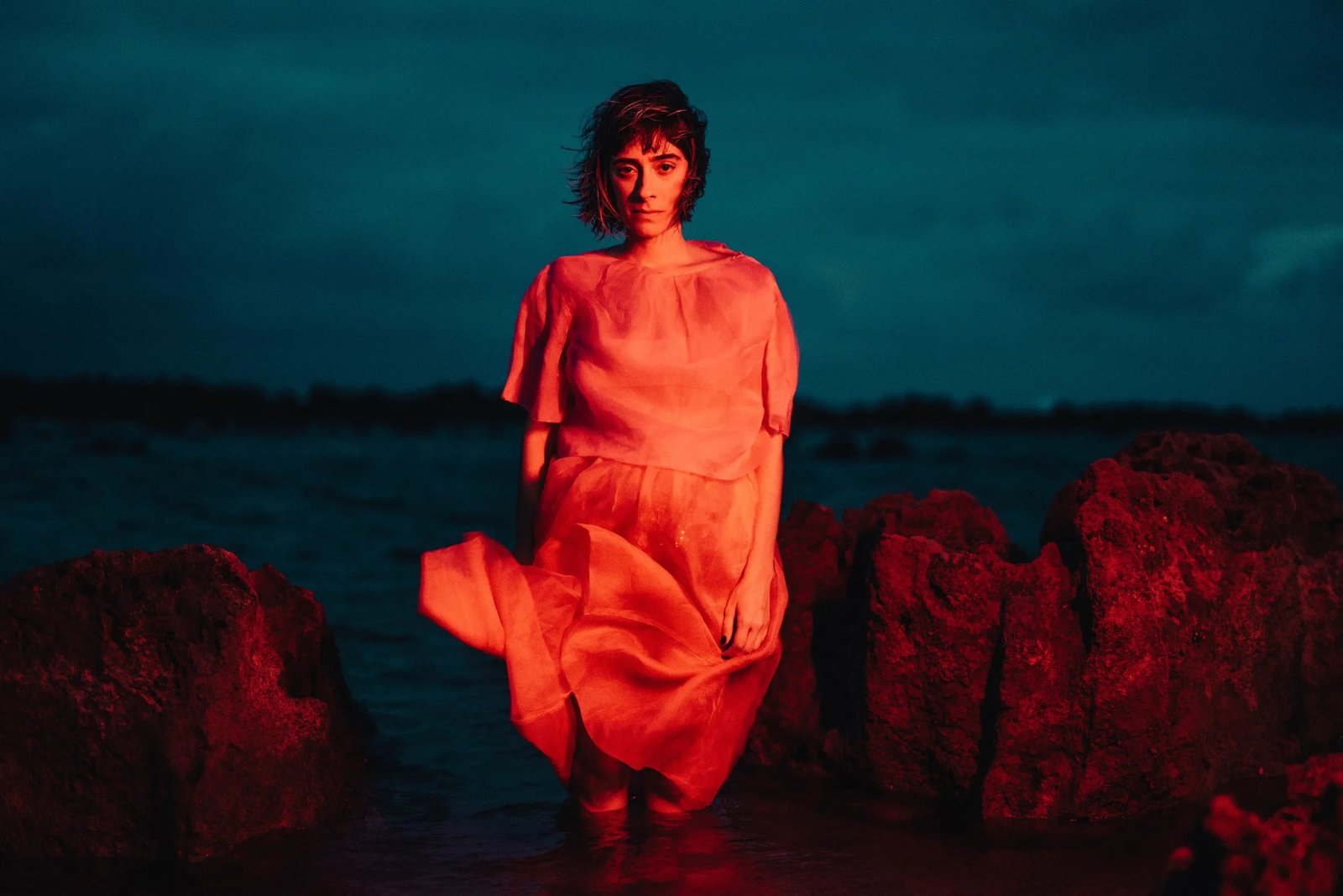 A cantora, compositora e atriz Juliana Linhares lançou