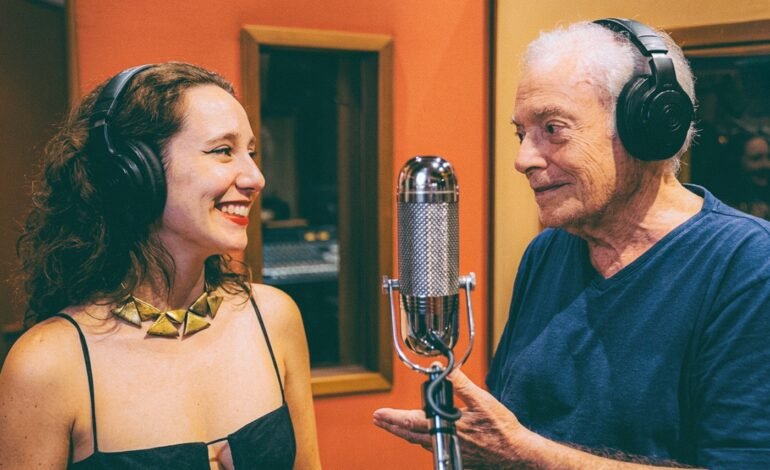 A cantora, compositora e pianista Julie Wein lançou