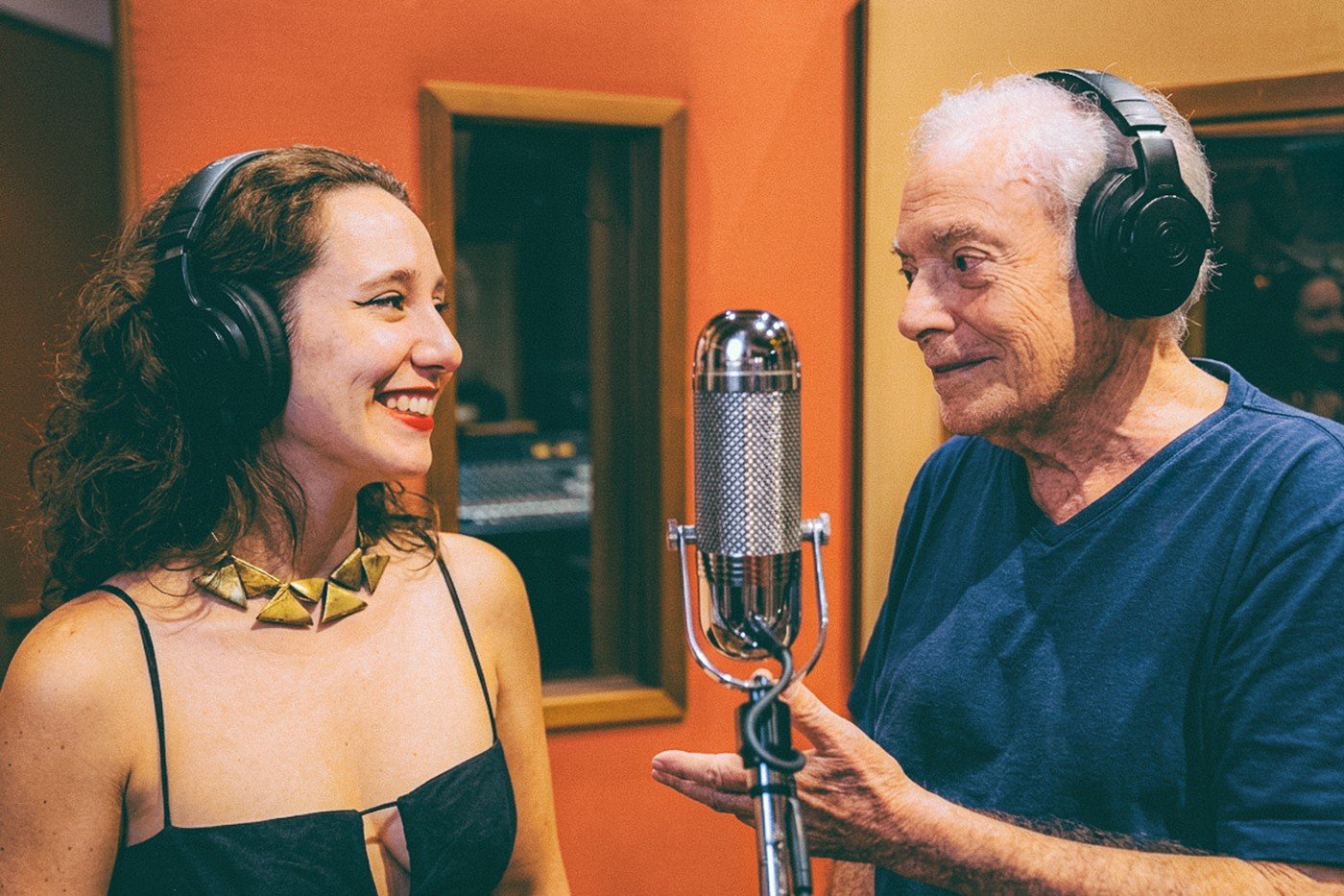 A cantora, compositora e pianista Julie Wein lançou