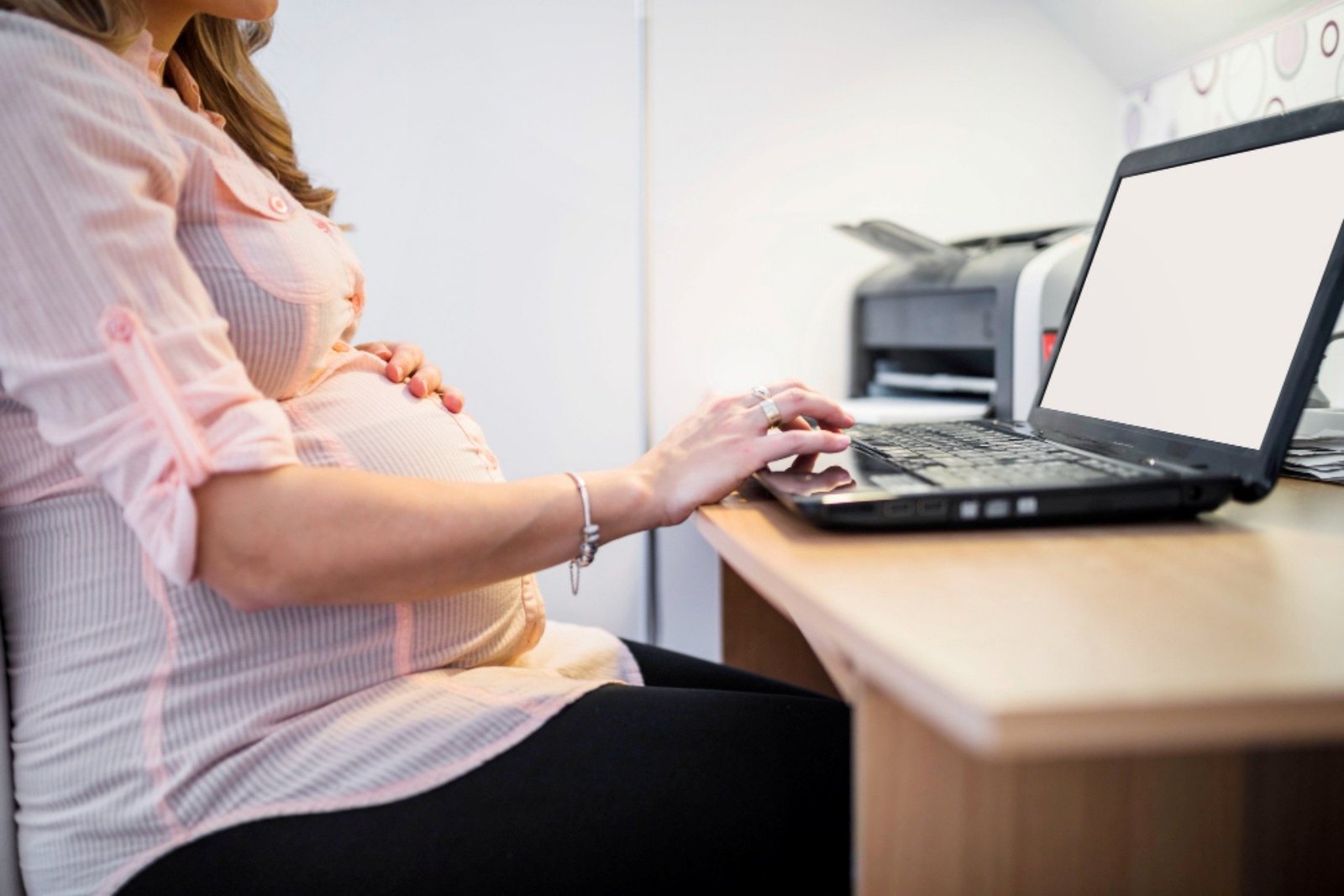 Mais de 380 mil mulheres foram demitidas após