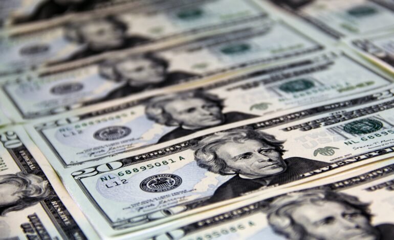 O dólar abriu em queda nesta segunda-feira (18)