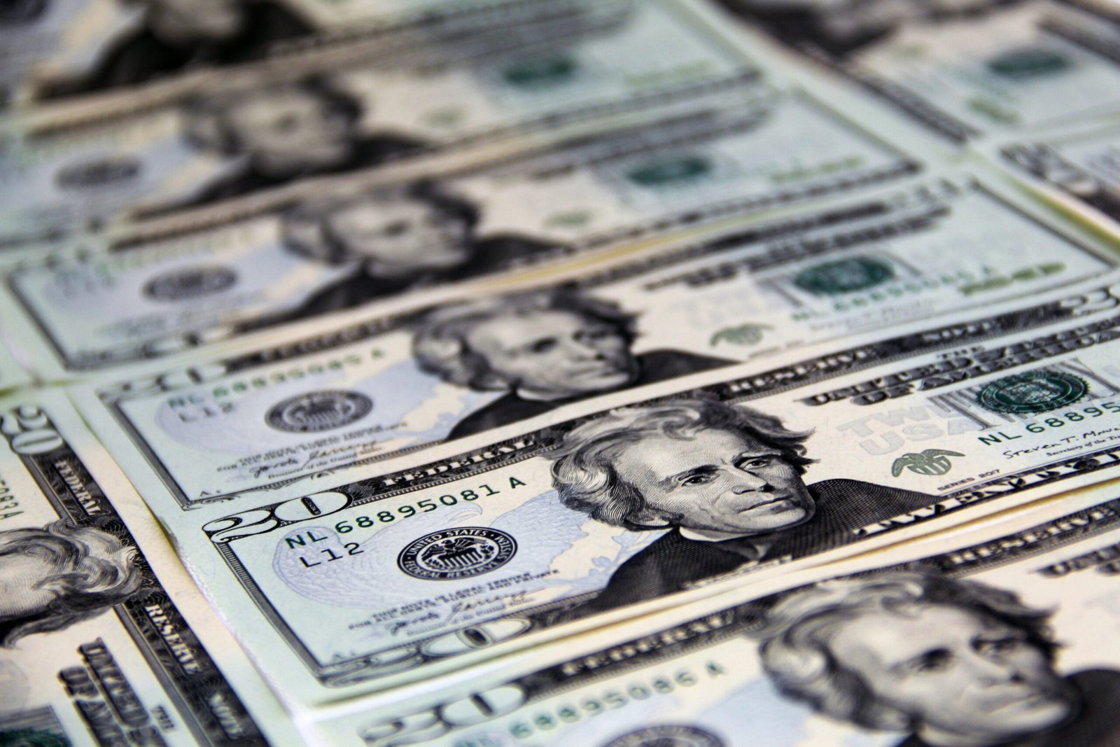 O dólar abriu em queda nesta segunda-feira (18)