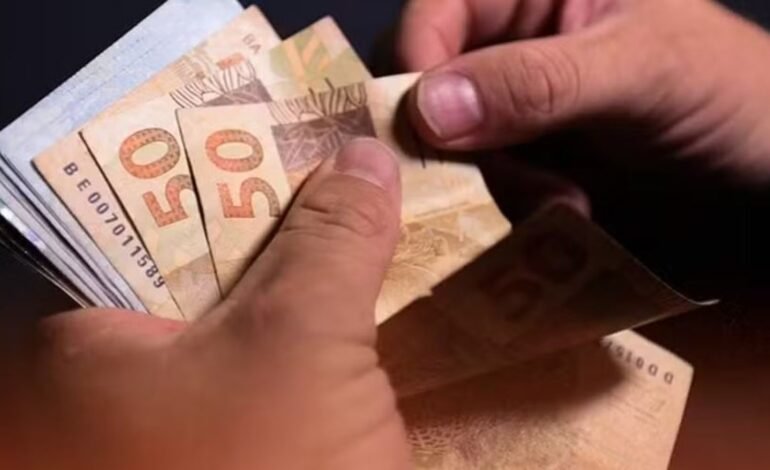 O rendimento médio mensal dos brasileiros atingiu R$