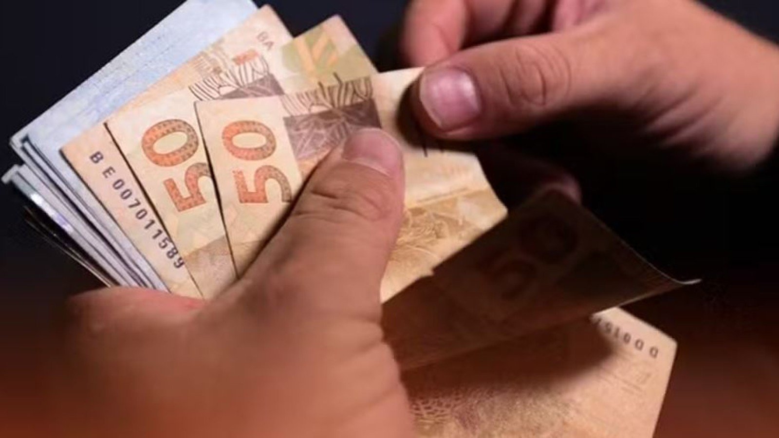 O rendimento médio mensal dos brasileiros atingiu R$
