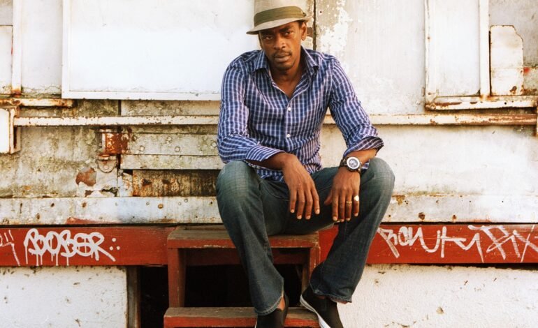 O cantor Seu Jorge lança nesta sexta-feira (8)