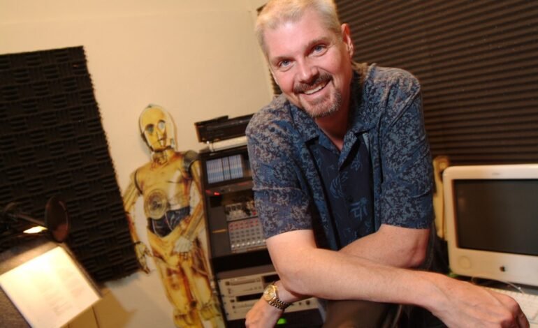 Tom Kane, dublador conhecido por dar voz ao