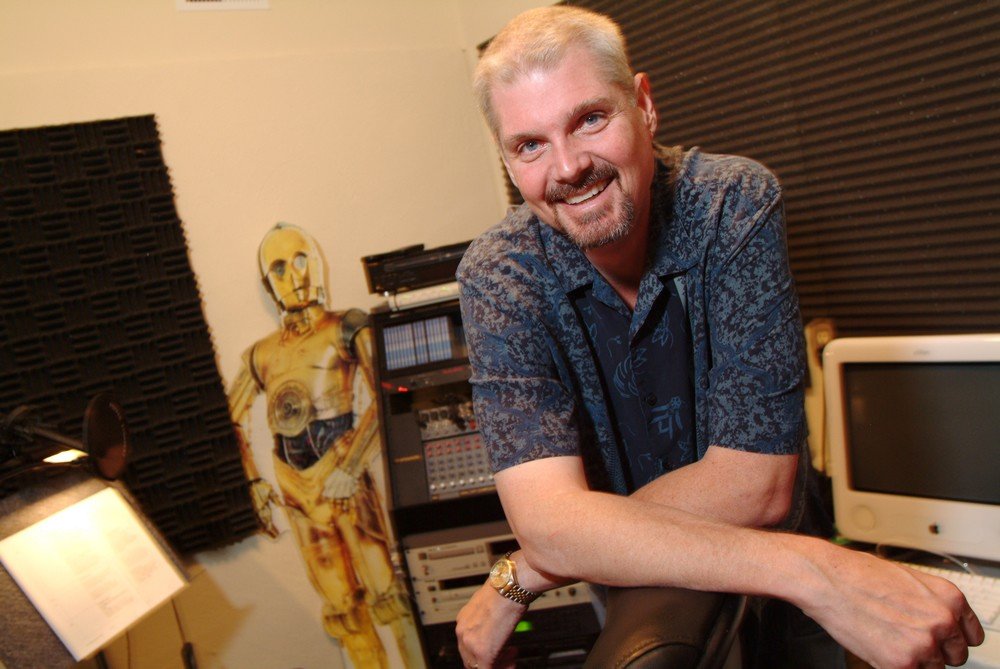 Tom Kane, dublador conhecido por dar voz ao
