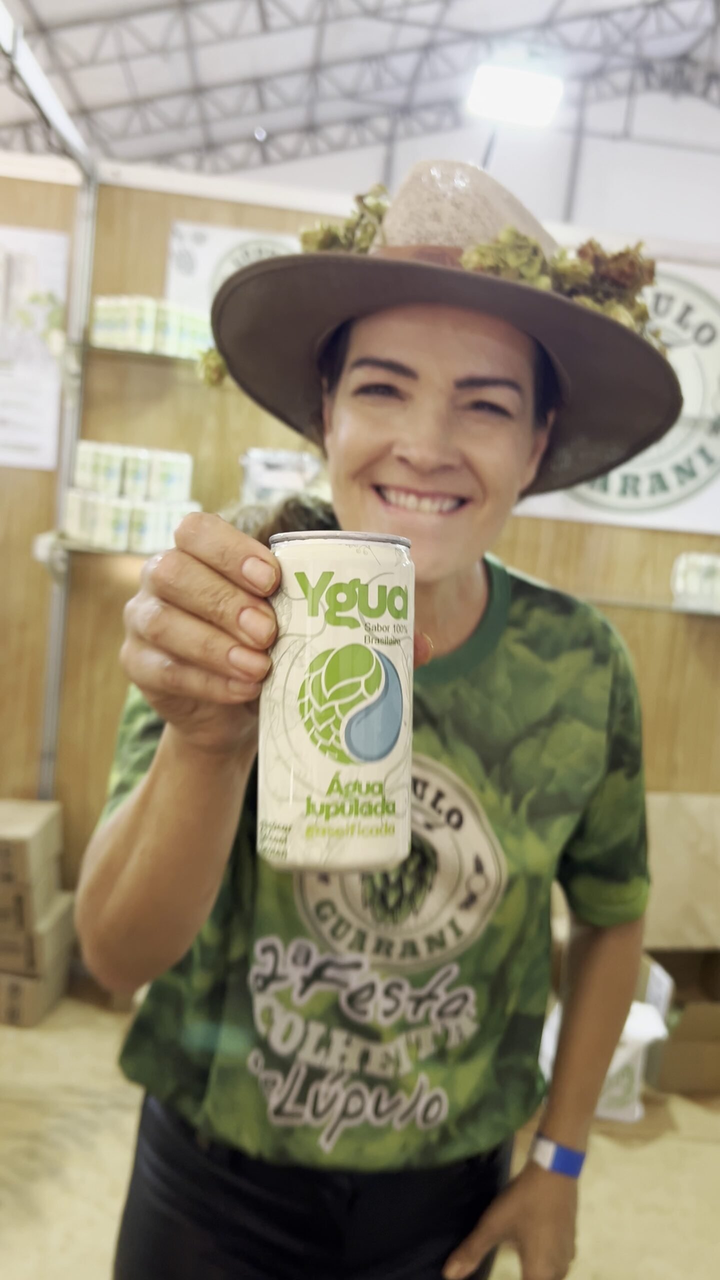 Um casal de produtores de lúpulo de Araraquara
